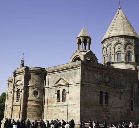 10 erməni yepiskopdan katolikosa çağırış: Taxt-tacı tərk edin! 