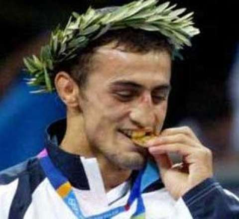 Olimpiya çempionundan qayda pozuntusu – Maşını əks istiqamətdə saxladı – FOTO 