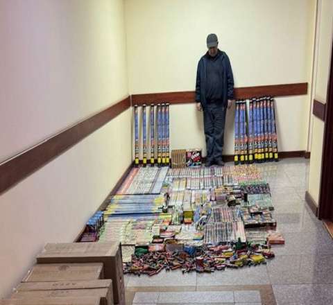 Ticarət mərkəzində pirotexniki vasitələr satılan anbar aşkarlanıb – VİDEO 