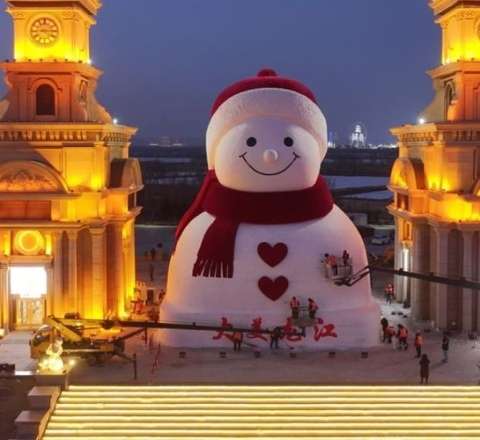 19 metrlik nəhəng qar adamı şəhərin simvoluna çevrildi - VİDEO 