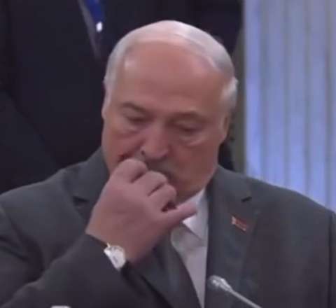 Putinin çıxışı zamanı bığlarını daradı - VİDEO 