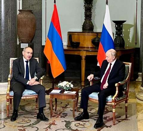 Putin Paşinyanla görüşdü 