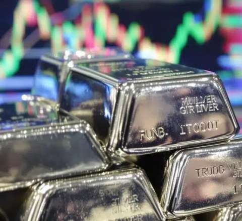 Gümüş yeni tarixi zirvəni yenilədi 