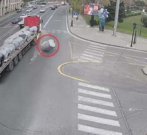 Hərəkətdə olan maşından yük düşdü – Yolun ortasında təhlükəli vəziyyət yarandı – VİDEO 