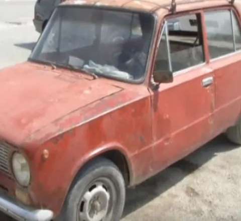 Köhnə maşından meyit tapıldı 