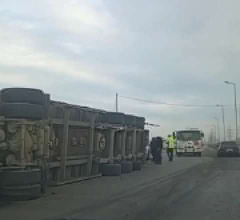 Sumqayıtda TIR aşdı - VİDEO 