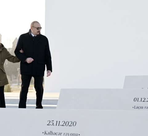 Prezidentin ayaq saxladığı pilləkənlərdə nə yazılıb? - VİDEO 