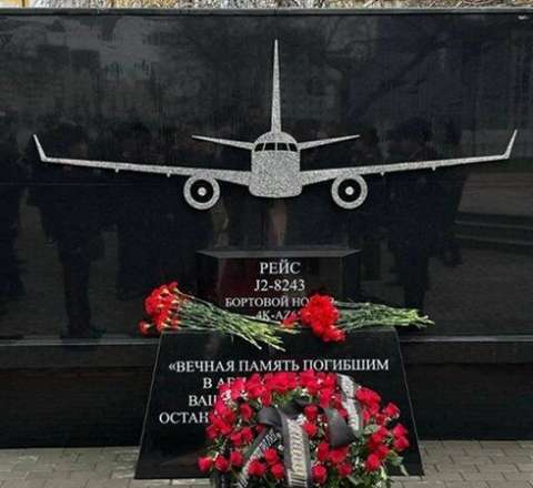Qroznıda AZAL təyyarəsində həlak olanların xatirəsinə memorial abidə ucaldıldı 