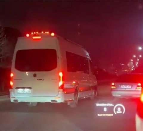 Məktəbliləri daşıyan mikroavtobus qəza vəziyyəti yaratdı – VİDEO 