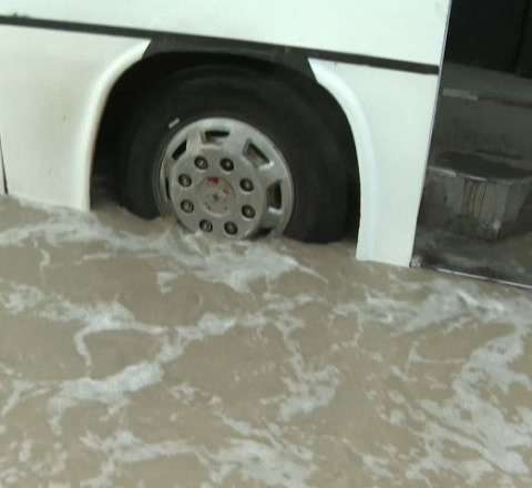 Bakıda avtomobillər bu küçəni keçəndə batır – VİDEO 