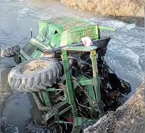 Körpü uçdu, kombayn kanala düşdü - Ölən var - VİDEO 
