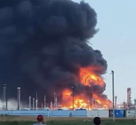 “Lukoil” zavodu vuruldu – Rusiya neft sənayesinə hücumların yeni dalğası – VİDEO 