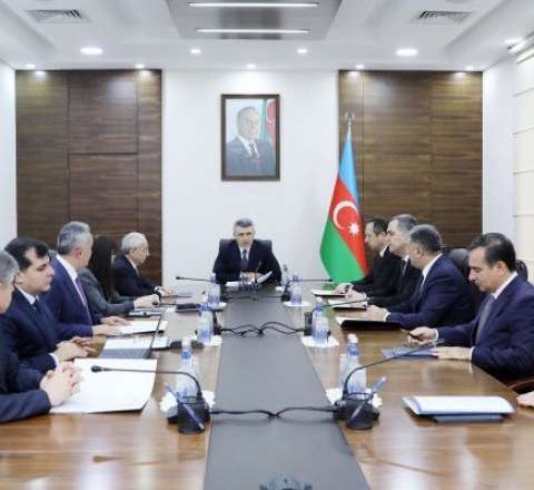 Mantiyasını avtomobilin üzərinə sərən hakimin səlahiyyətlərinə xitam verildi 