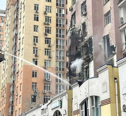 Rusiya Kiyevə hücum etdi – Yaşayış binasına zərbənin anbaan videosu 