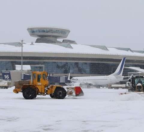 Bakıdan uçan təyyarə Moskvaya enə bilmədi 