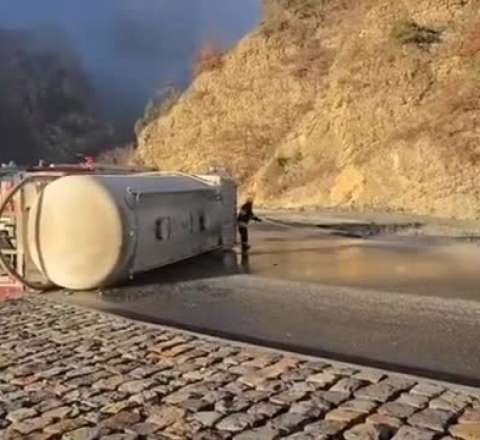Biləsuvarda yanacaqla dolu yük maşını aşdı 