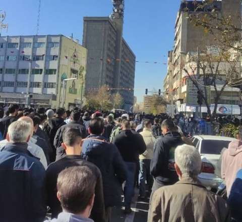 İranda kütləvi etirazlar – Polis gözyaşardıcı qazdan istifadə edir – VİDEO 