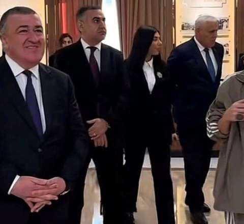 Röyanın icra başçısı ilə bu şəkli tənqid olundu - FOTOLAR 