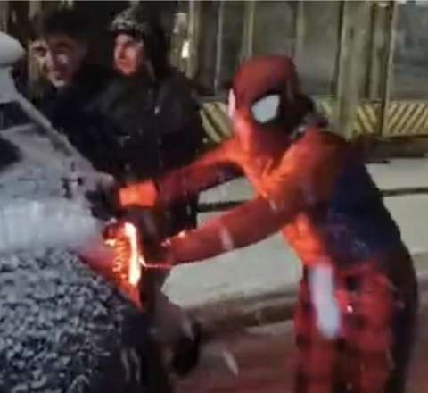 “Hörümçək-adam” yolda qalanlara belə kömək etdi - Video 