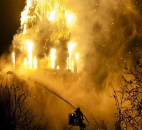 Amsterdamda tarixi kilsədə yanğın – Qülləsi çökdü 