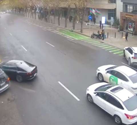 Bakıda iki avtomobil toqquşdu – Yol kənarında duran uşaq xəsarət aldı – VİDEO 
