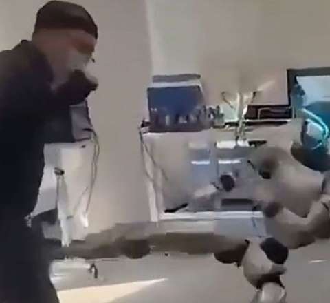 Robot operatora təpik atdı – VİDEO 