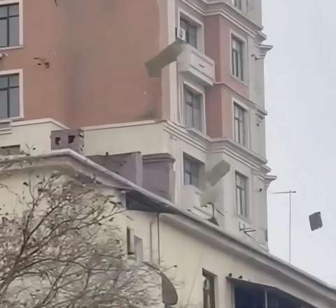 Güclü külək Nərimanovda binanı zədələdi 