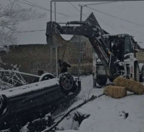 Qəbələdə buzlu yolda sürüşən avtomobil dərəyə aşdı - VİDEO