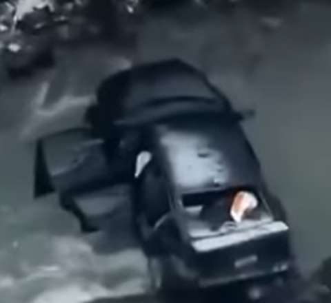 Buzlu yolda sürüşən maşın çaya aşdı - VİDEO 