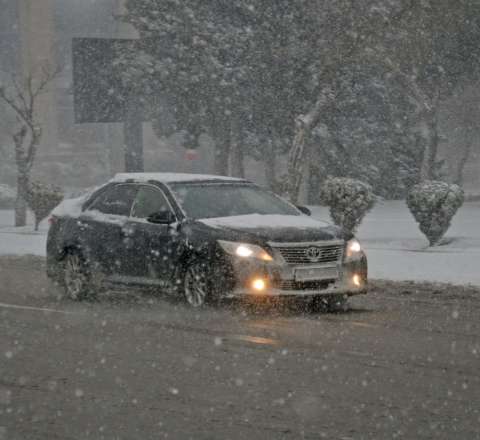 Qarlı yolda avtomobil qəzası – 3 nəfər xəsarət aldı 