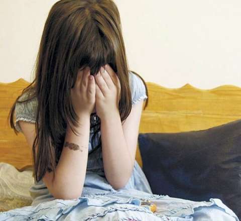 Narkotikə görə tutulmuşdu - 5 yaşlı qızına qarşı əxlaqsız videoları üzə çıxdı 