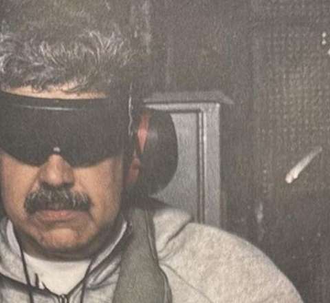 Tramp Maduronun ABŞ gəmisindən əli qandallı görüntüsünü paylaşdı - FOTO 