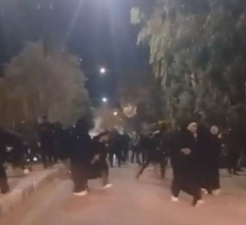 İranda etirazçı qadınlara divan tutuldu – VİDEO 