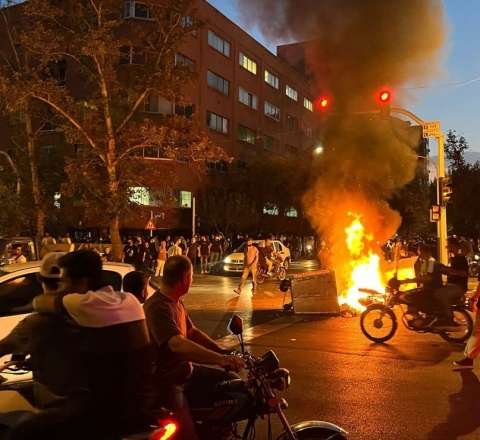 Tehranda gərginlik artır: etirazçılar parlamentə doğru irəliləyir - VİDEO 