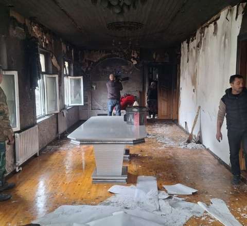 Oğurluğa getdikləri evi yandırdılar  