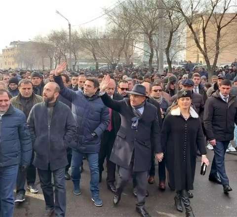 Paşinyan İrəvanda küçələrində yürüşə çıxdı - VİDEO 