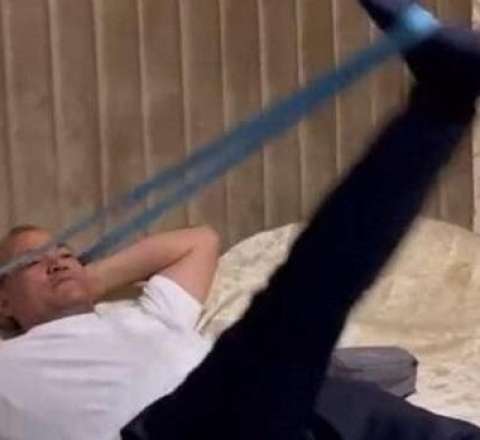 Deputatın Dubayda toy edən qardaşını niyə döydülər? 