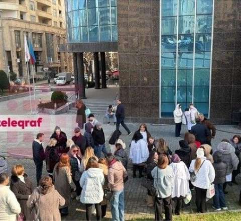 Stomatoloqlar TƏBİB-in qarşısında aksiya keçirir 