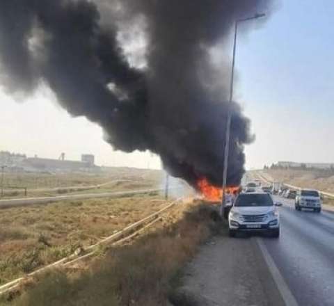 Qazaxda yanacaq daşıyan maşın yanır 