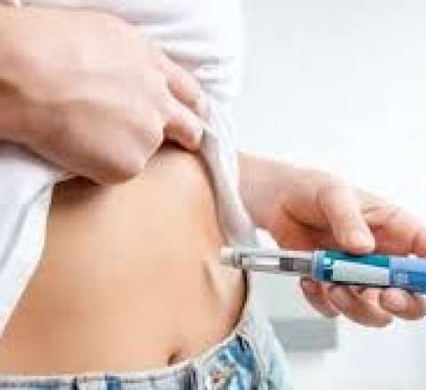 Azərbaycanda müğənninin arıqlama iynəsindən    gözü tutuldu