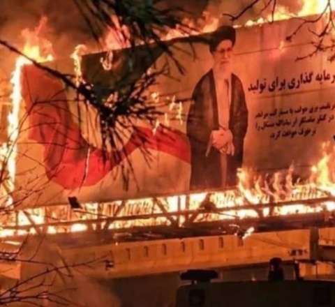 Məşəddə barrikadalar quruldu – Xameneinin portretinə od vuruldu – VİDEO 