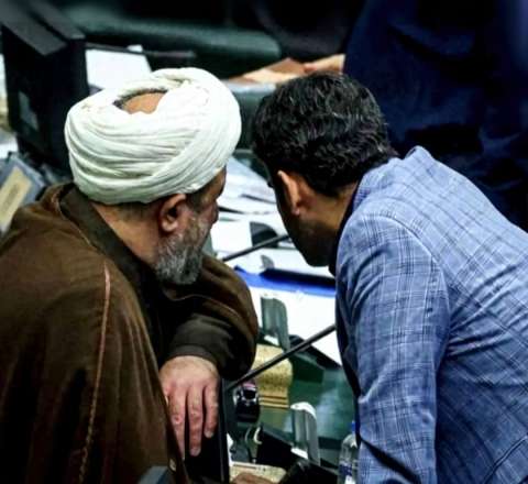 İran parlamentində sirli pıçhapıç – “Xalq ayağa qalır” – FOTO 