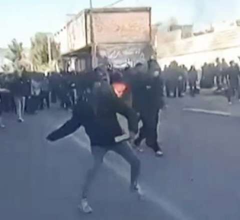 İranda etirazlar pik həddə çatdı – SEPAH avtomobili yandırıldı, silahlar ələ keçirildi – VİDEO 