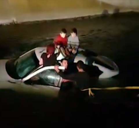 Avtomobil kanala düşdü – 4 nəfər xilas edildi – VİDEO 