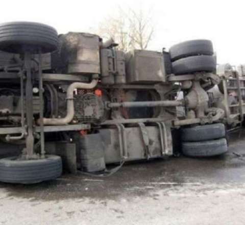 Daşkəsəndə yük maşını qəzaya düşdü 