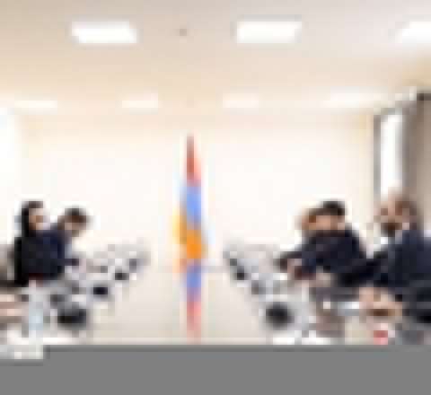 Ararat Mirzoyan İran xarici işlər nazirinin müavini ilə "Tramp yolu"nu müzakirə etdi 