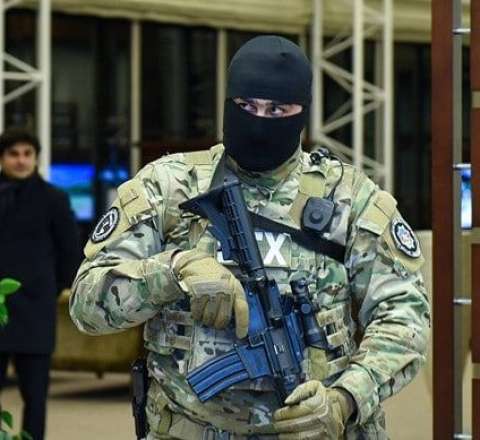 DTX xarici ölkəyə işləyən silahlı şəxsi saxladı 