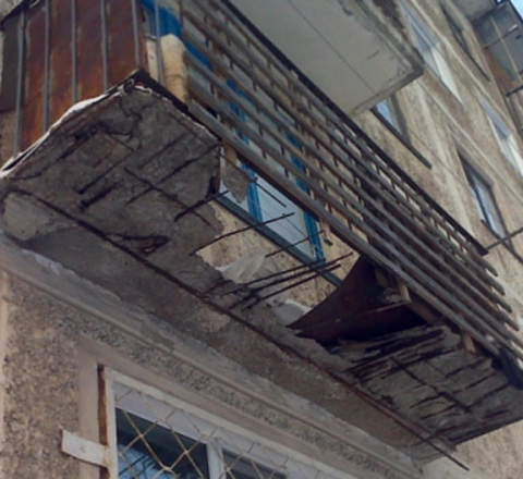 Bakıda binanın eyvanı uçdu 