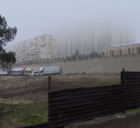 Bakıda bina tikintisi stadionu məhv etdi, insanları təşvişə saldı - VİDEO 