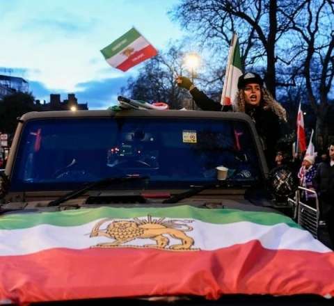 Londonda etirazçılar səfirliyinin binası üzərindəki İran bayrağını dəyişdirdilər 